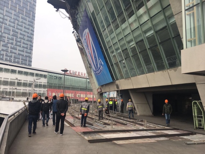 从全程使用ALEXA IMAX 摄影机拍摄放大;笑果，到一镜到底的400人机场大战，无论难度还是场面，都堪称系列之最